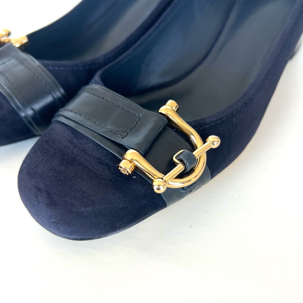 TORY BURCH Noel Navy Blue Suede Gold Horse Bit Vntg Closed Toe Heel Pump Sz 8 M - Picture 4 of 11